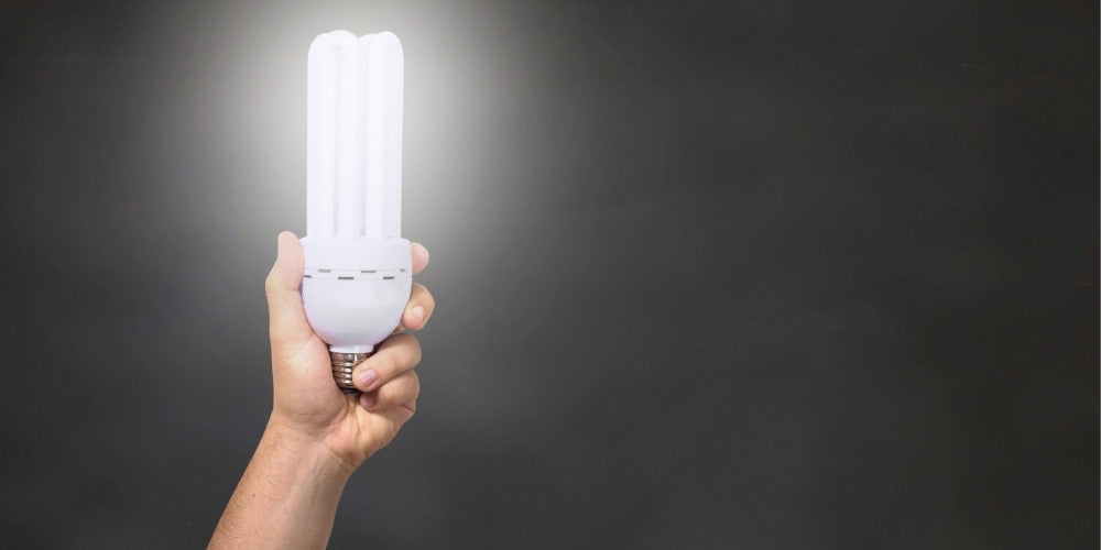 ampoule led blanche et main