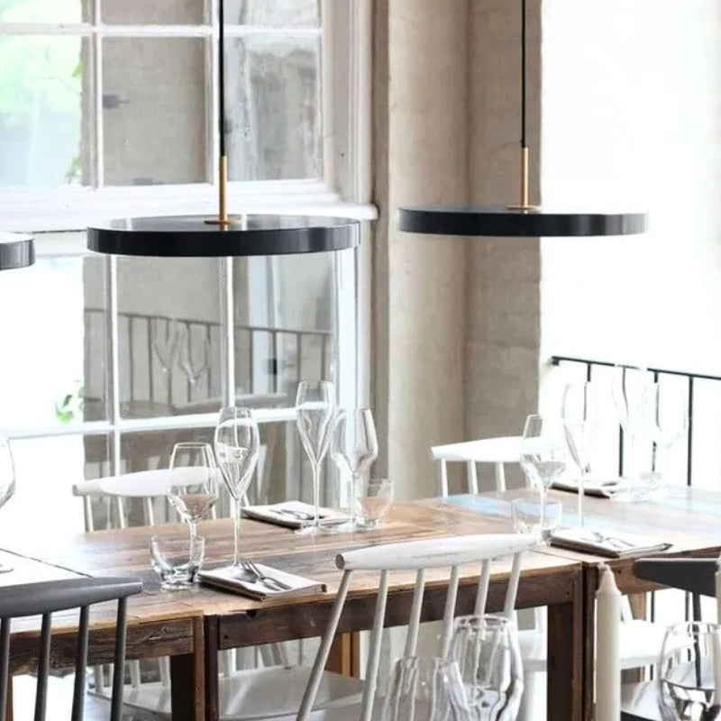 suspension noir metal 1