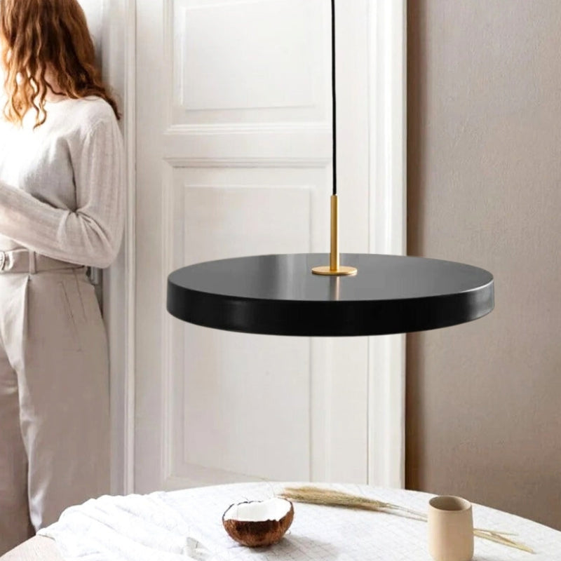 suspension noir metal 5