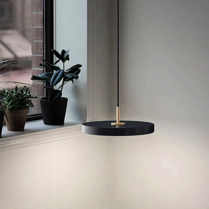 suspension noir metal