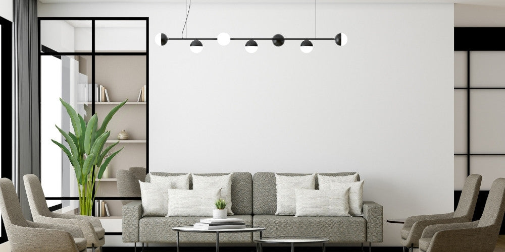 salon avec luminaire suspendu noir