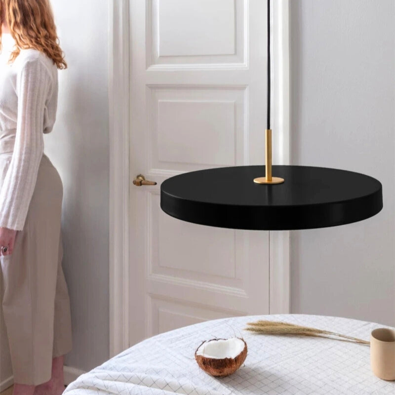 suspension noir metal 2